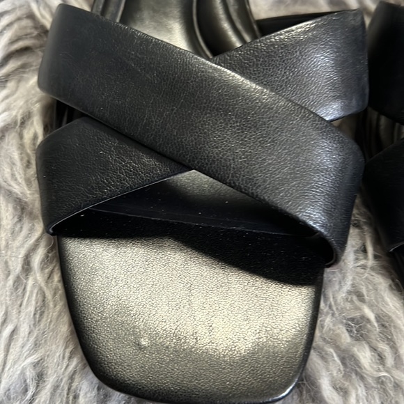 Vince Camuto Leather Women's Cris Cros Block Heel Sandal with Gold Detail Size 9 - Picture 4 of 9